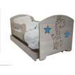 Kép 3/4 - Gyerekágy ágyneműtartóval - Oskar - sonoma - zsiráfos és kék csillagos